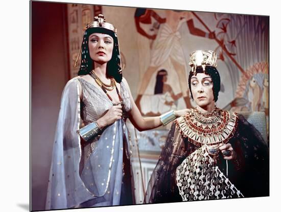 L'egyptien (THE EGYPTIAN) by Michael Curtiz with Gene Tierney and Judith Evelyn, 1954 (photo)-null-Mounted Photo