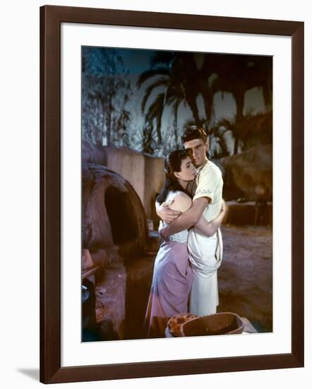 L'egyptien (THE EGYPTIAN) by Michael Curtiz with Jean Simmons and Edmund Purdom, 1954 (photo)-null-Framed Photo