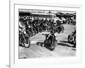 L'Equipee Sauvage THE WILD ONE by Laszlo Benedek with Marlon Brando, 1953 (b/w photo)-null-Framed Photo