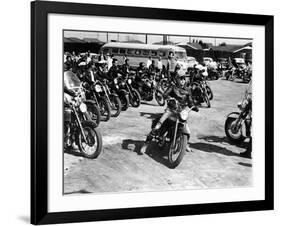 L'Equipee Sauvage THE WILD ONE by Laszlo Benedek with Marlon Brando, 1953 (b/w photo)-null-Framed Photo