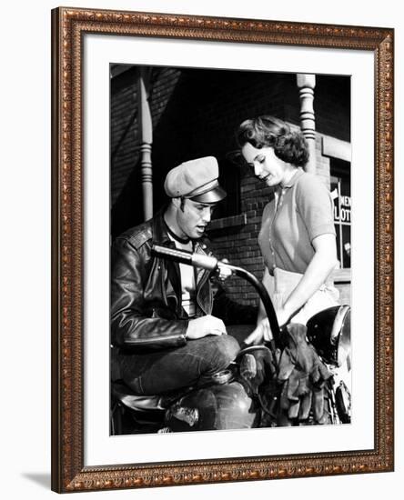 L'Equipee Sauvage THE WILD ONE by Laszlo Benedek with Marlon Brando and Mary Murphy, 1953 (b/w phot-null-Framed Photo