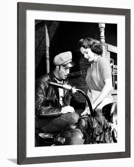 L'Equipee Sauvage THE WILD ONE by Laszlo Benedek with Marlon Brando and Mary Murphy, 1953 (b/w phot-null-Framed Photo