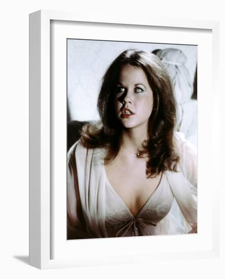 L' exorciste II l' heretique Exorcist II: The Heretic by JohnBoorman with Linda Blair, 1977 (photo)-null-Framed Photo