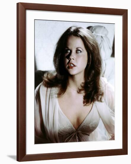 L' exorciste II l' heretique Exorcist II: The Heretic by JohnBoorman with Linda Blair, 1977 (photo)-null-Framed Photo
