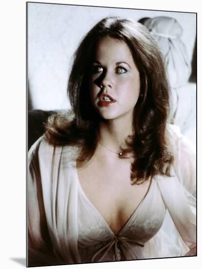 L' exorciste II l' heretique Exorcist II: The Heretic by JohnBoorman with Linda Blair, 1977 (photo)-null-Mounted Photo