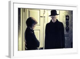 L' exorciste THE EXORCIST by William Friedkin with Ellen Burstyn and Max von Sydow, 1973 (photo)-null-Framed Photo