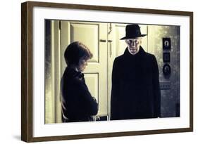 L' exorciste THE EXORCIST by William Friedkin with Ellen Burstyn and Max von Sydow, 1973 (photo)-null-Framed Photo