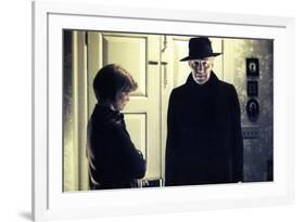 L' exorciste THE EXORCIST by William Friedkin with Ellen Burstyn and Max von Sydow, 1973 (photo)-null-Framed Photo