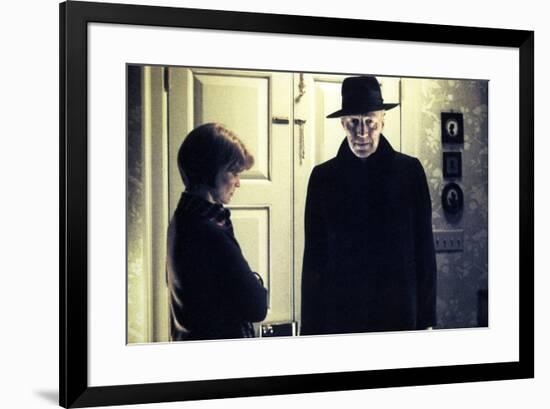 L' exorciste THE EXORCIST by William Friedkin with Ellen Burstyn and Max von Sydow, 1973 (photo)-null-Framed Photo