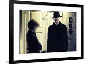 L' exorciste THE EXORCIST by William Friedkin with Ellen Burstyn and Max von Sydow, 1973 (photo)-null-Framed Photo