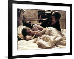 L' exorciste THE EXORCIST by William Friedkin with Linda blair and Ellen Burstyn, 1973 (photo)-null-Framed Photo