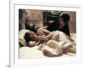 L' exorciste THE EXORCIST by William Friedkin with Linda blair and Ellen Burstyn, 1973 (photo)-null-Framed Photo