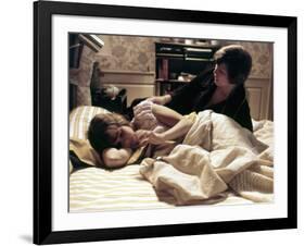 L' exorciste THE EXORCIST by William Friedkin with Linda blair and Ellen Burstyn, 1973 (photo)-null-Framed Photo