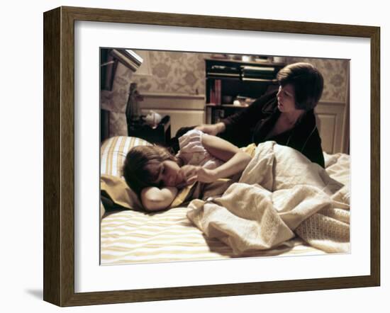 L' exorciste THE EXORCIST by William Friedkin with Linda blair and Ellen Burstyn, 1973 (photo)-null-Framed Photo