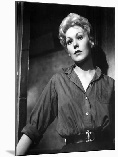 L'Homme au bras d'or THE MAN WITH THE GOLDEN ARM by Otto Preminger with Kim Novak, 1955 (b/w photo)-null-Mounted Photo