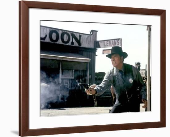 L'homme by la loi ( Lawman) by Michael Winner with Burt Lancaster, 1971 (photo)-null-Framed Photo