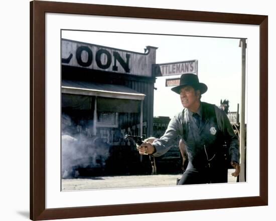 L'homme by la loi ( Lawman) by Michael Winner with Burt Lancaster, 1971 (photo)-null-Framed Photo