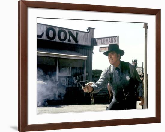 L'homme by la loi ( Lawman) by Michael Winner with Burt Lancaster, 1971 (photo)-null-Framed Photo