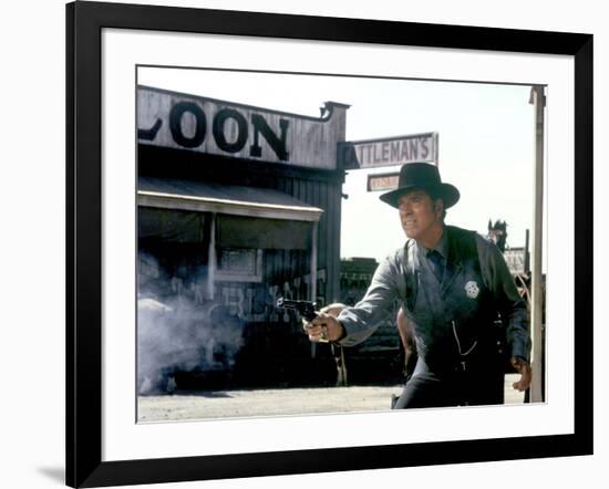 L'homme by la loi ( Lawman) by Michael Winner with Burt Lancaster, 1971 (photo)-null-Framed Photo
