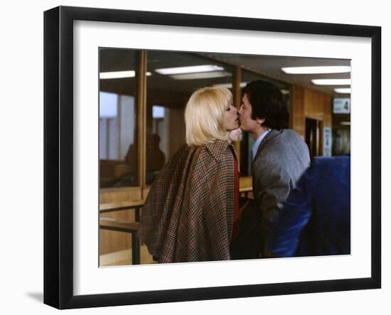 L'HOMME PRESSE, 1976 directed by EDOUARD MOLINARO Mireille Darc and Alain Delon (photo)-null-Framed Photo