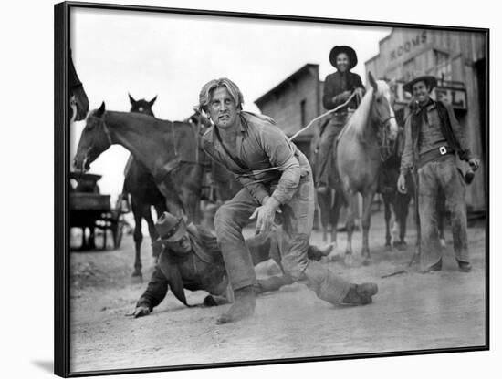 L'Homme qui n'a pas d'etoile MAN WITHOUT A STAR by King Vidor with Kirk Douglas, 1955 (b/w photo)-null-Framed Photo