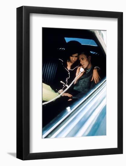 L' homme qui venait d'ailleurs MAN WHO FELL TO EARTH by NicolasRoeg with Candy Clark and David Bowi-null-Framed Photo