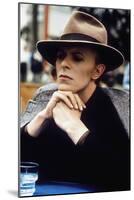 L' homme qui venait d'ailleurs MAN WHO FELL TO EARTH by NicolasRoeg with David Bowie, 1976 (photo)-null-Mounted Photo
