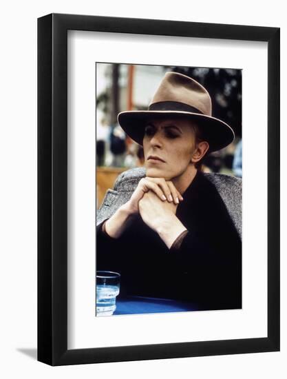 L' homme qui venait d'ailleurs MAN WHO FELL TO EARTH by NicolasRoeg with David Bowie, 1976 (photo)-null-Framed Photo