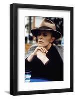 L' homme qui venait d'ailleurs MAN WHO FELL TO EARTH by NicolasRoeg with David Bowie, 1976 (photo)-null-Framed Photo