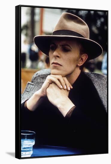 L' homme qui venait d'ailleurs MAN WHO FELL TO EARTH by NicolasRoeg with David Bowie, 1976 (photo)-null-Framed Stretched Canvas