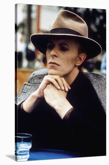 L' homme qui venait d'ailleurs MAN WHO FELL TO EARTH by NicolasRoeg with David Bowie, 1976 (photo)-null-Stretched Canvas