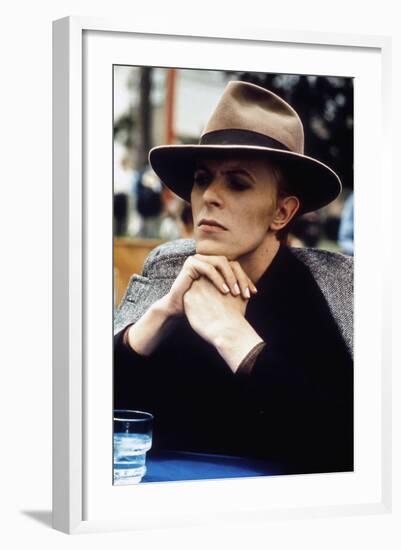 L' homme qui venait d'ailleurs MAN WHO FELL TO EARTH by NicolasRoeg with David Bowie, 1976 (photo)-null-Framed Photo