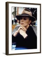 L' homme qui venait d'ailleurs MAN WHO FELL TO EARTH by NicolasRoeg with David Bowie, 1976 (photo)-null-Framed Photo