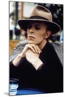 L' homme qui venait d'ailleurs MAN WHO FELL TO EARTH by NicolasRoeg with David Bowie, 1976 (photo)-null-Mounted Photo