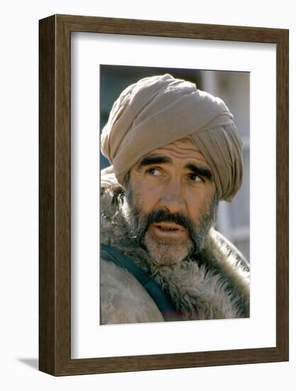 L'Homme qui voulut etre Roi THE MAN WHO WOULD BE KING by John Huston with Sean Connery, 1975 (photo-null-Framed Photo