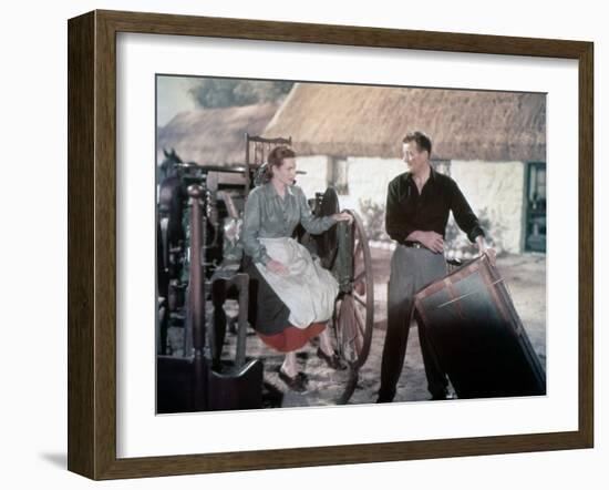 L' Homme Tranquille THE QUIET MAN by JohnFord with John Wayne and Maureen O'Hara, 1952 (photo)-null-Framed Photo