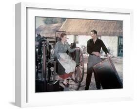 L' Homme Tranquille THE QUIET MAN by JohnFord with John Wayne and Maureen O'Hara, 1952 (photo)-null-Framed Photo