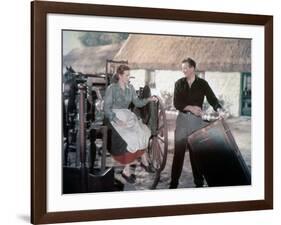 L' Homme Tranquille THE QUIET MAN by JohnFord with John Wayne and Maureen O'Hara, 1952 (photo)-null-Framed Photo