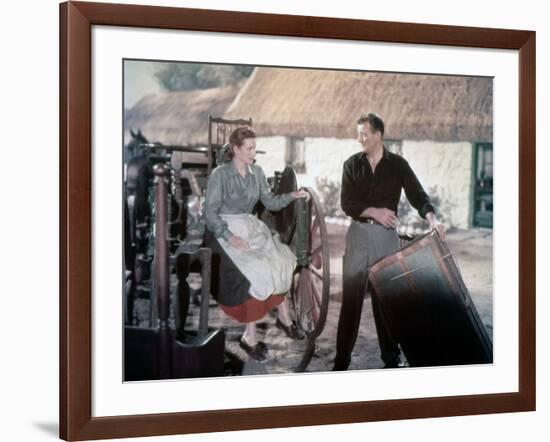 L' Homme Tranquille THE QUIET MAN by JohnFord with John Wayne and Maureen O'Hara, 1952 (photo)-null-Framed Photo