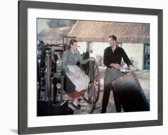 L' Homme Tranquille THE QUIET MAN by JohnFord with John Wayne and Maureen O'Hara, 1952 (photo)-null-Framed Photo