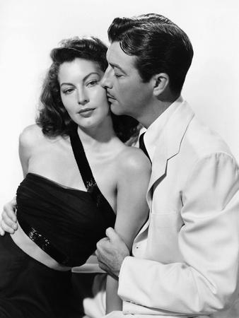 https://imgc.allpostersimages.com/img/posters/l-ile-au-complot-the-bribe-by-robertleonard-with-ava-gardner-and-robert-taylor-1949-b-w-photo_u-L-Q1C1JWI0.jpg?artPerspective=n