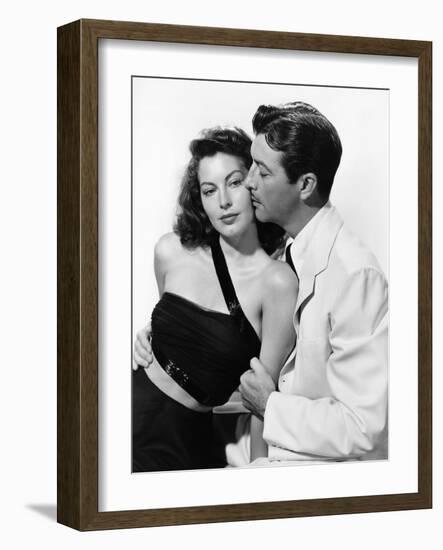 L'ile au complot THE BRIBE by RobertLeonard with Ava Gardner and Robert Taylor, 1949 (b/w photo)-null-Framed Photo