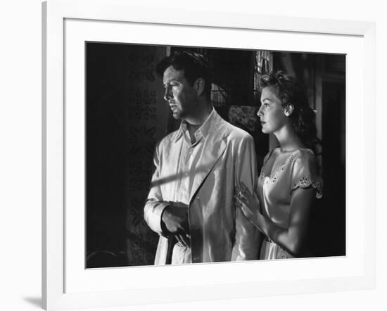 L'ile au complot THE BRIBE by RobertLeonard with Ava Gardner and Robert Taylor, 1949 (b/w photo)-null-Framed Photo