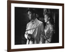 L'ile au complot THE BRIBE by RobertLeonard with Ava Gardner and Robert Taylor, 1949 (b/w photo)-null-Framed Photo