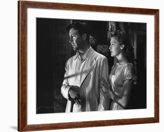 L'ile au complot THE BRIBE by RobertLeonard with Ava Gardner and Robert Taylor, 1949 (b/w photo)-null-Framed Photo