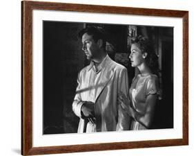 L'ile au complot THE BRIBE by RobertLeonard with Ava Gardner and Robert Taylor, 1949 (b/w photo)-null-Framed Photo