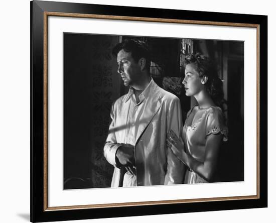 L'ile au complot THE BRIBE by RobertLeonard with Ava Gardner and Robert Taylor, 1949 (b/w photo)-null-Framed Photo