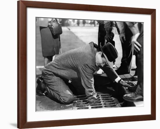 L'Inconnu du Nord-Express STRANGERS ON A TRAIN by AlfredHitchcock with Robert Walker, 1951 (b/w pho-null-Framed Photo