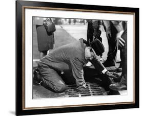 L'Inconnu du Nord-Express STRANGERS ON A TRAIN by AlfredHitchcock with Robert Walker, 1951 (b/w pho-null-Framed Photo