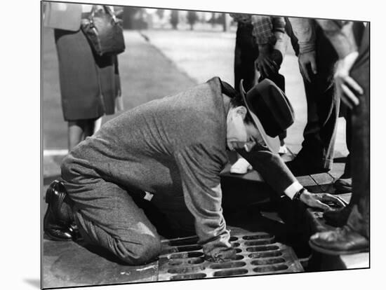 L'Inconnu du Nord-Express STRANGERS ON A TRAIN by AlfredHitchcock with Robert Walker, 1951 (b/w pho-null-Mounted Photo